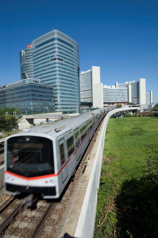 u-bahn_vzug_u1_vor_donaucity_bei_tag_28780_7340.jpg