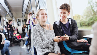 Jugendliche in der Badner Bahn