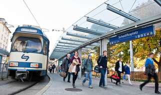 Fahrgäste am Schedifkaplatz