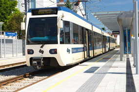 Badner Bahn in Inzersdorf