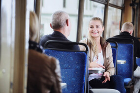 Frau in der Badner Bahn